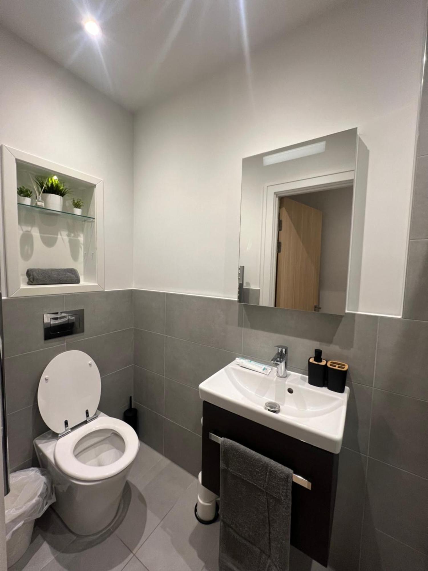 London Luxxe Suites & Apartments - London Heathrow Airport, Terminal 1 2 3 4 5 Hillingdon Dış mekan fotoğraf